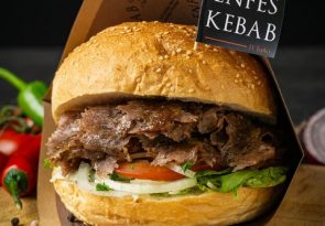 Kebab w bezglutenowej bułce_Enfes Kebab_MbG